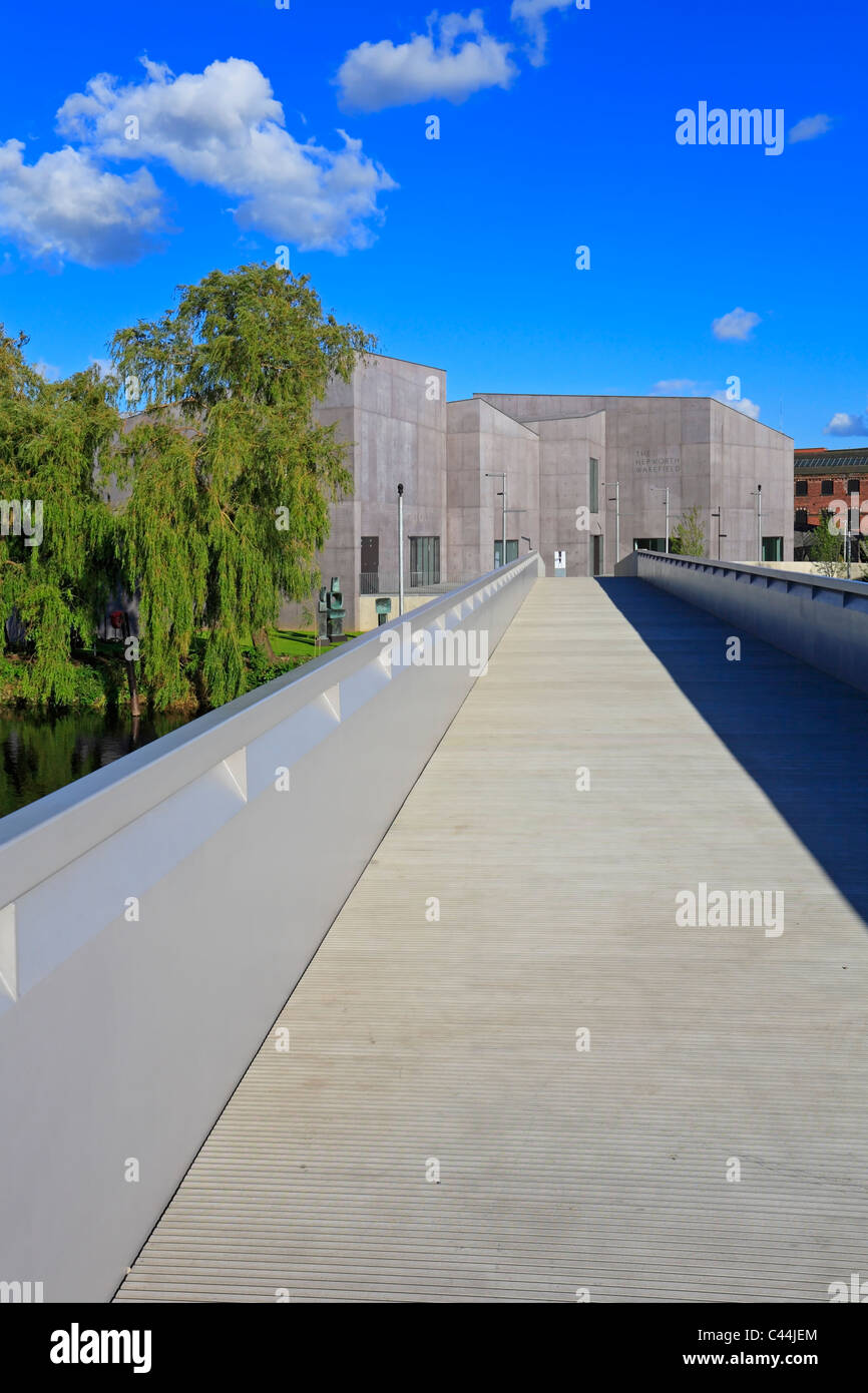 La Hepworth Wakefield e la passerella sul fiume Calder, Wakefield, West Yorkshire, Inghilterra, Regno Unito. Foto Stock