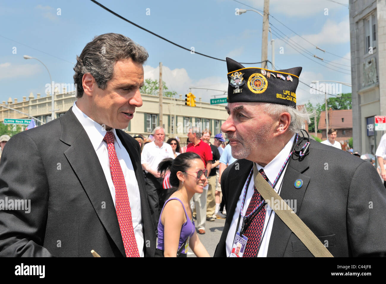 Il governatore di New York Andrew Cuomo e l'esercito veterano Mark Koppelman, poco collo Memorial Day Parade, poco collo, NY, 30 maggio 2011 Foto Stock