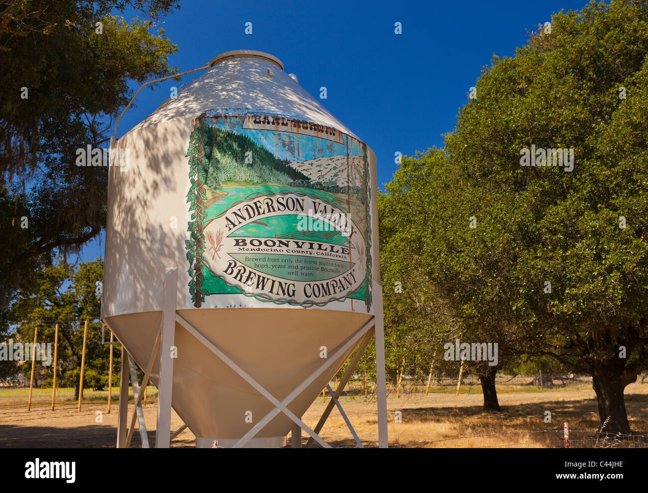 BOONVILLE, CALIFORNIA, STATI UNITI D'AMERICA - Anderson Valley Brewing Company, segno sul vecchio serbatoio di fermentazione, in Mendocino County. Foto Stock