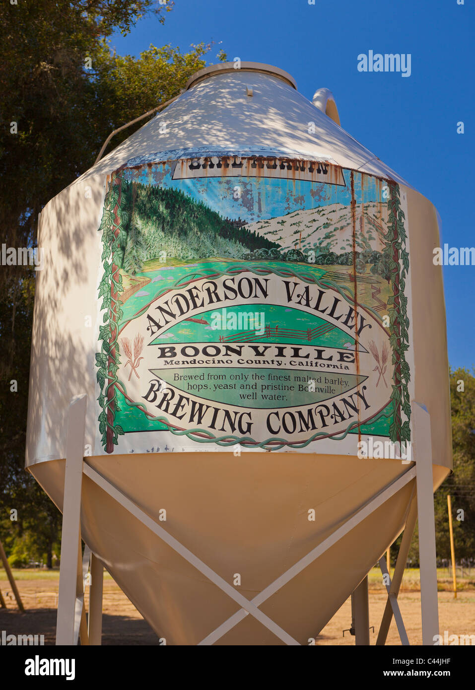 BOONVILLE, CALIFORNIA, STATI UNITI D'AMERICA - Anderson Valley Brewing Company, segno sul vecchio serbatoio di fermentazione, in Mendocino County. Foto Stock