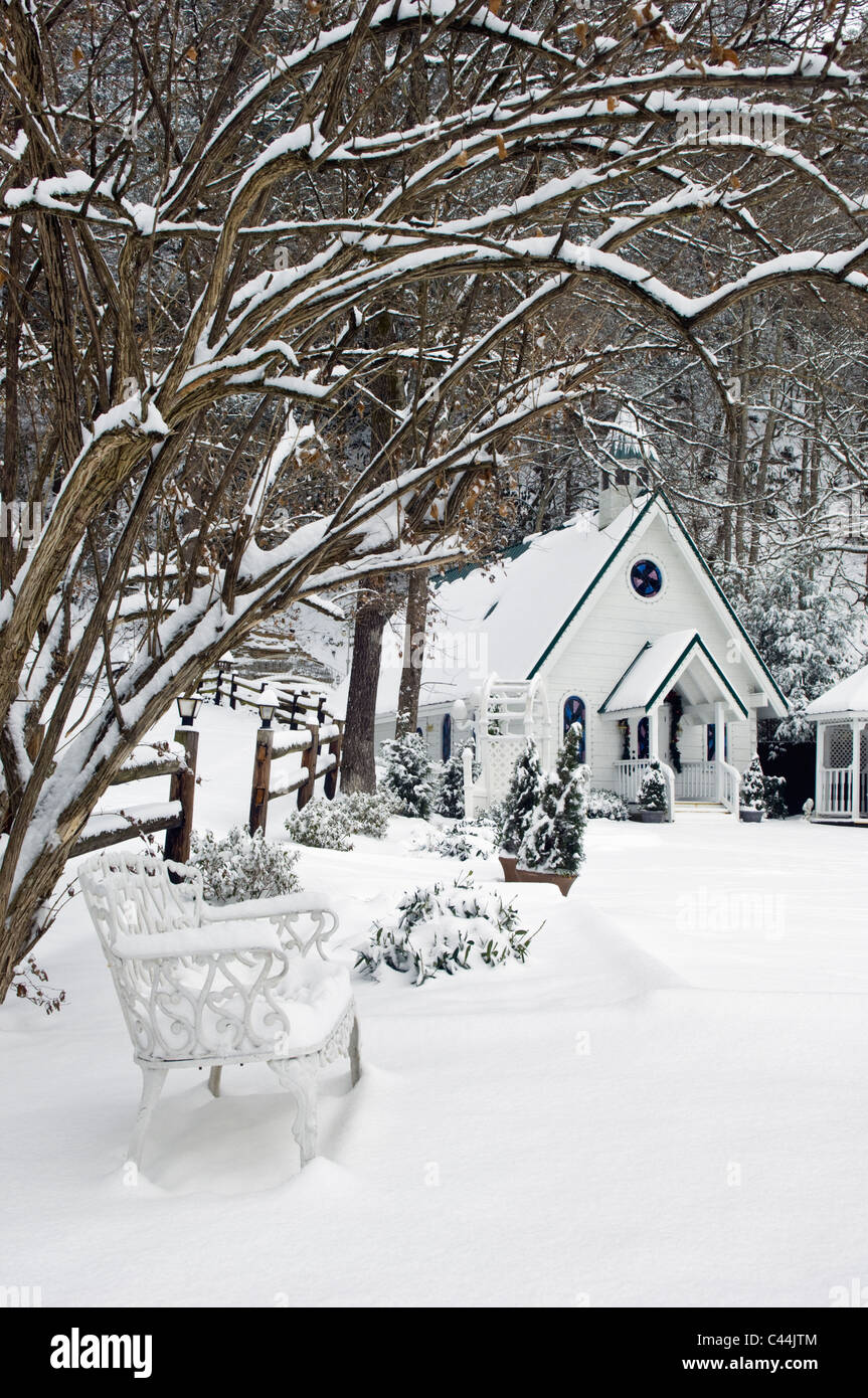 Cappella per Matrimoni, ferro battuto da banco e la neve fresca a Gatlinburg, Tennessee Foto Stock