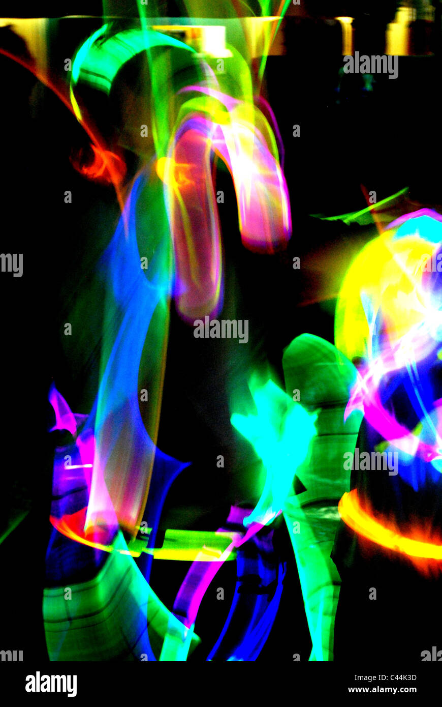 Bagliore di vorticazione bastoncini di colori vibranti Foto Stock