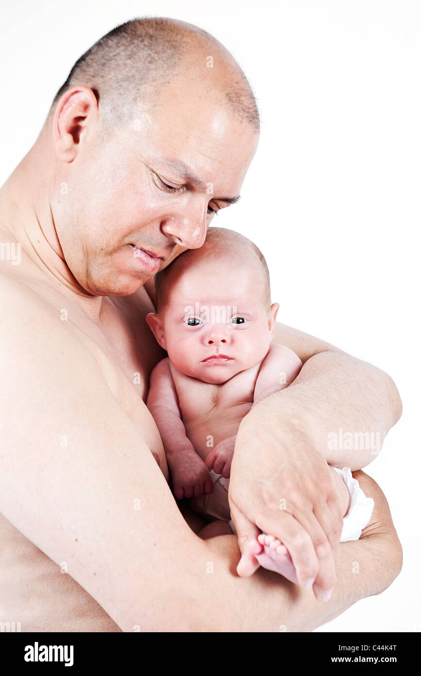 Orgoglioso padre con suo figlio neonato Foto Stock Orgoglioso padre con suo figlio neonato Foto Stock