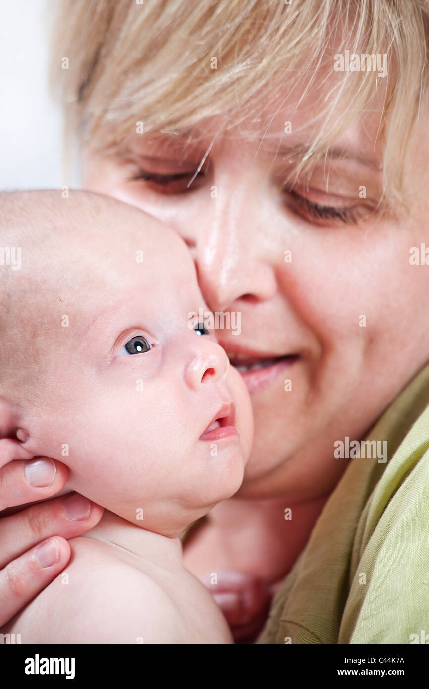 Felice madre con il suo bambino neonato Foto Stock Felice madre con il suo bambino neonato Foto Stock