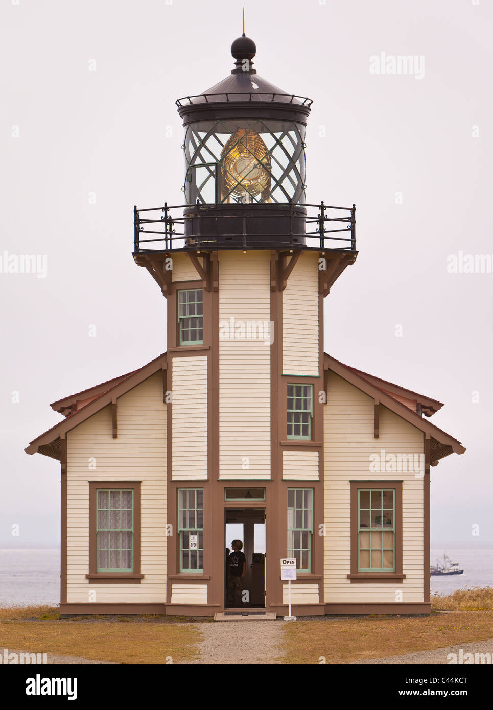 MENDOCINO COUNTY, CALIFORNIA, STATI UNITI D'AMERICA - la gente visita punto Cabrillo Light stazione. Foto Stock