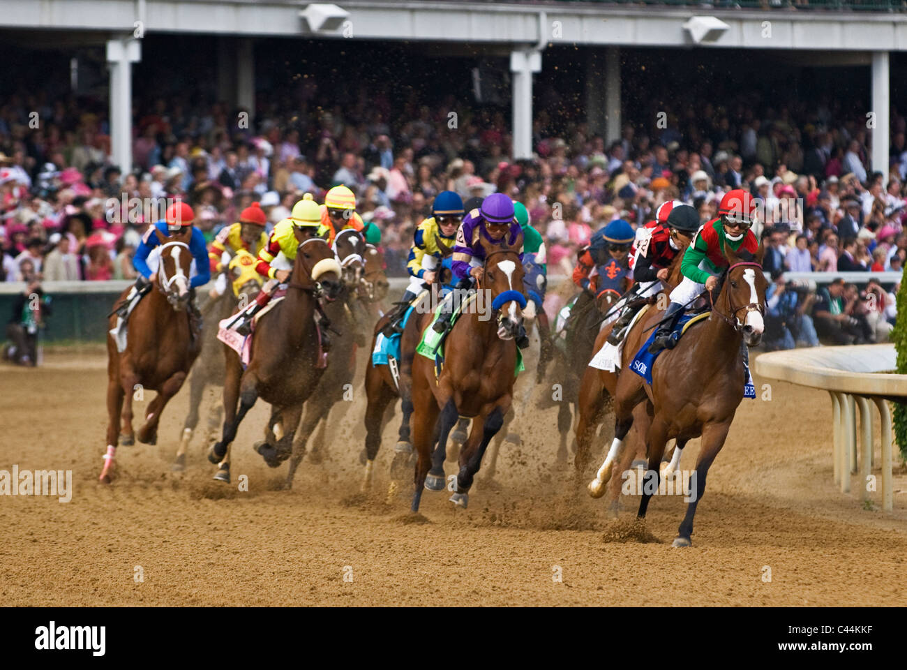 Arrotondamento dei cavalli la prima volta nel 2011 Kentucky Oaks a Churchill Downs a Louisville, Kentucky Foto Stock