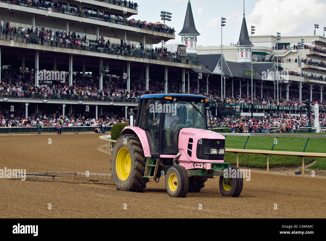 Trattore rosa rastrellando la pista a Churchill Downs su querce giorno a Louisville, Kentucky Foto Stock