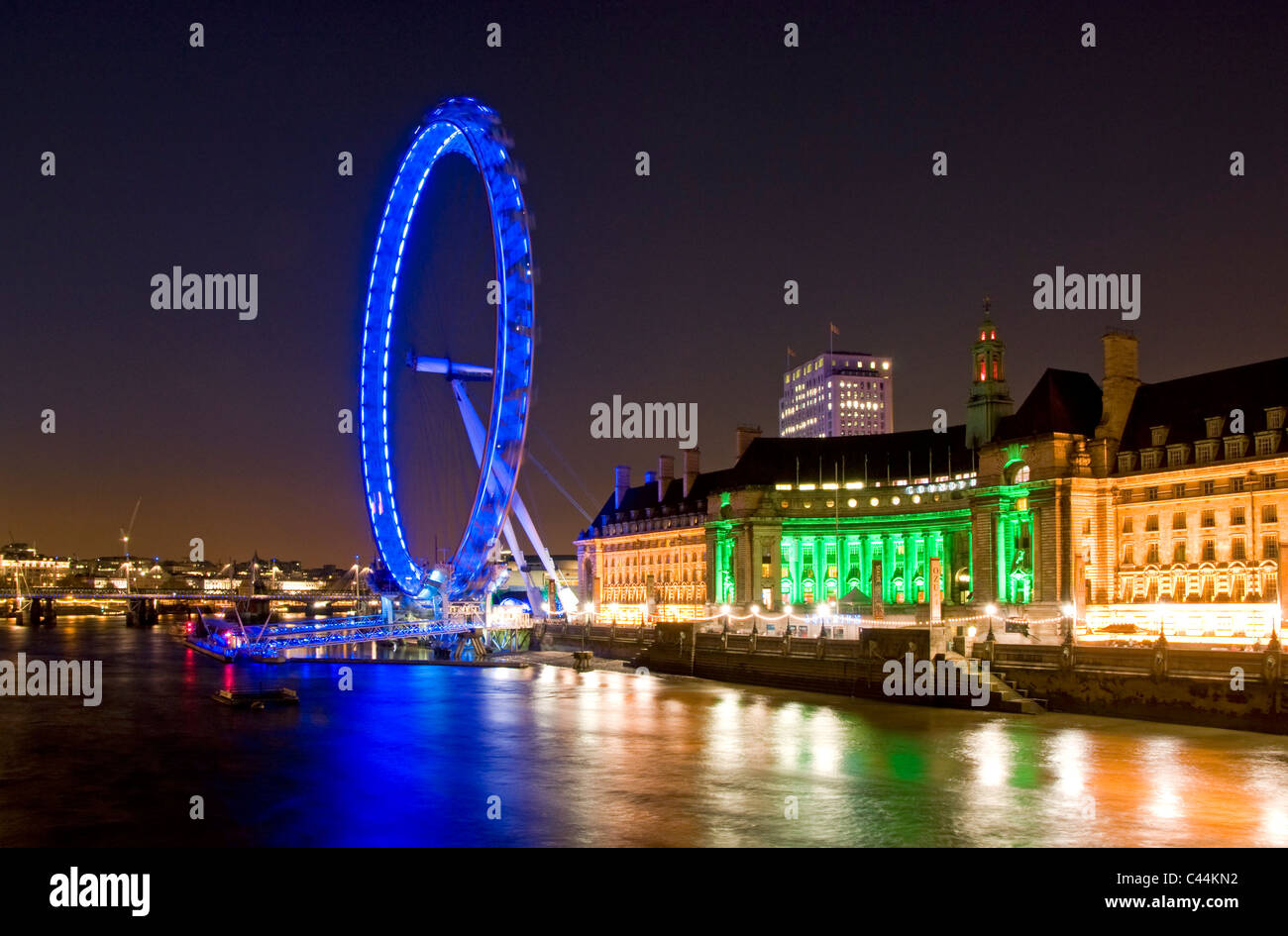 Il London Eye all ombra del vecchio County Hall, London, England, Regno Unito Foto Stock