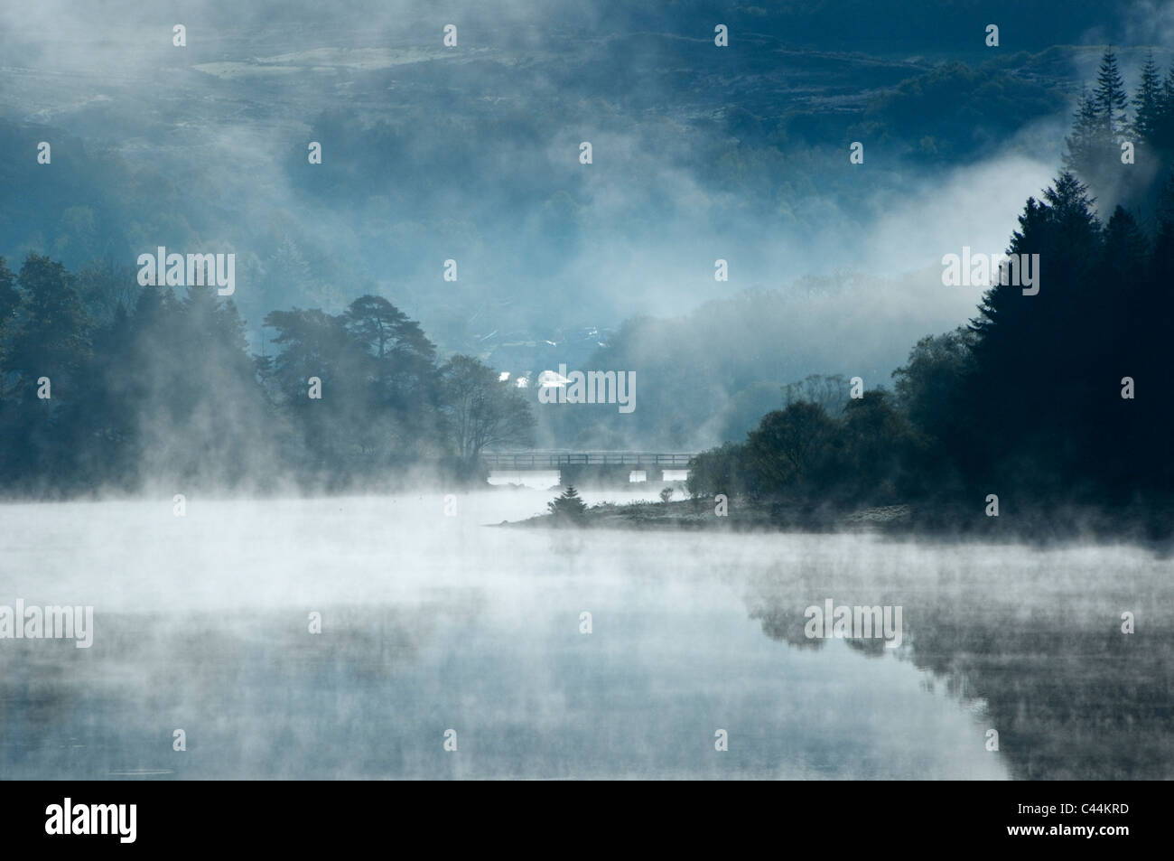 Alba vista guardando a Capel Curig oltre LLynnau Mymbyr, Parco Nazionale di Snowdonia, Gwynedd, Galles del Nord, Regno Unito Foto Stock