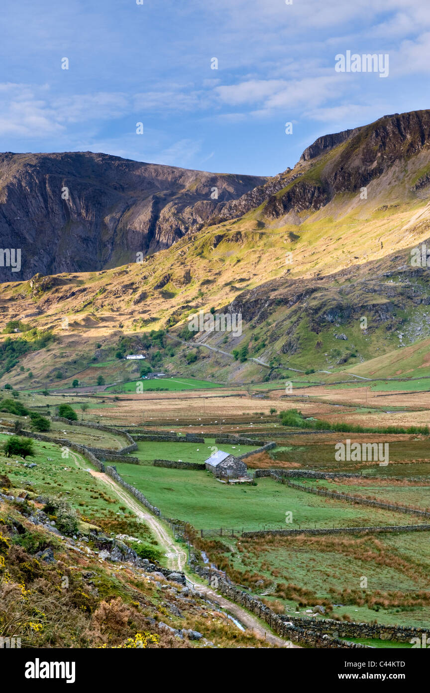 Il Nant Ffrancon valle sostenuti da Cwm Idwal, Parco Nazionale di Snowdonia, Gwynedd, Galles del Nord, Regno Unito Foto Stock
