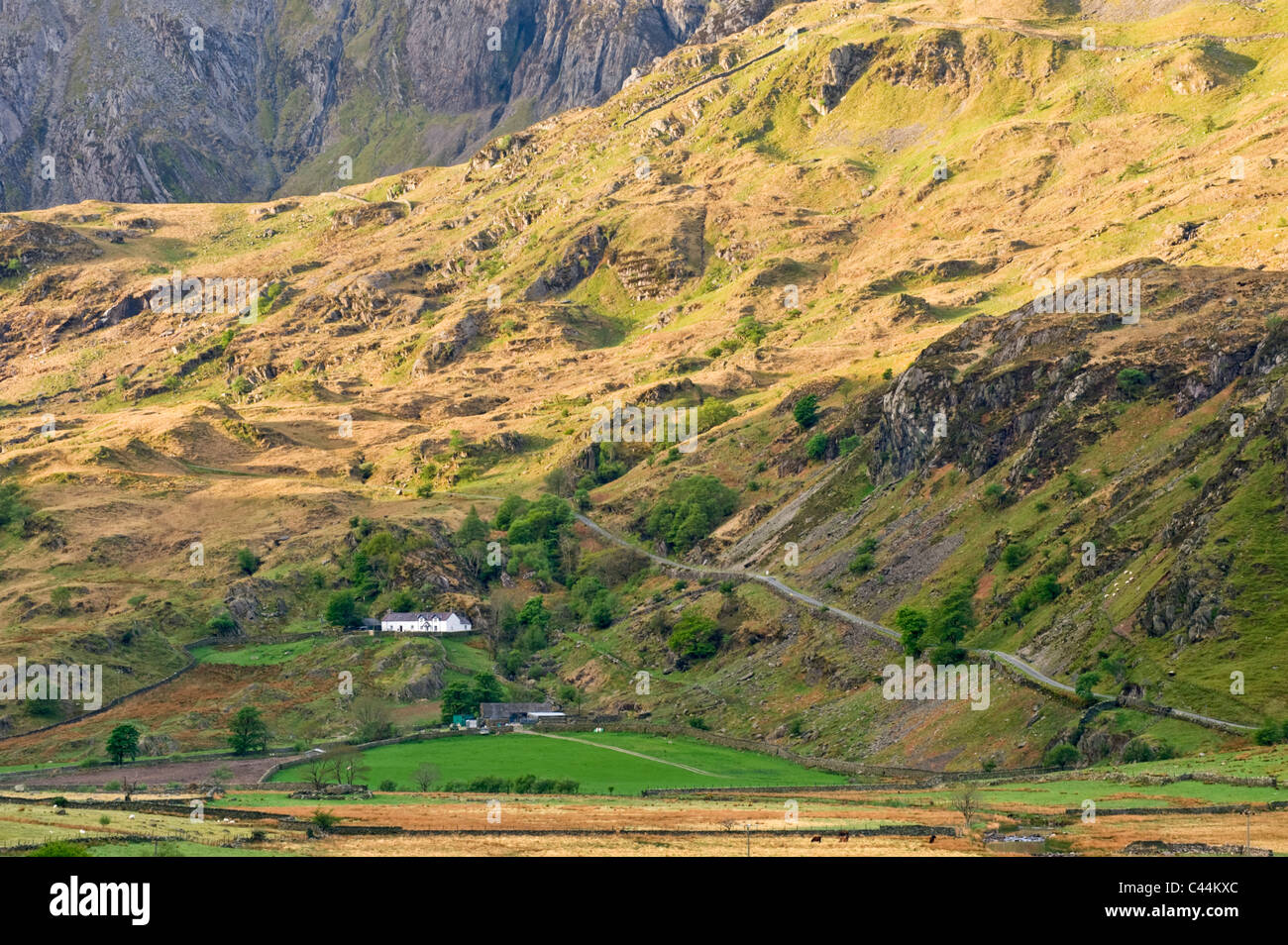 Il Nant Ffrancon valle sostenuti da Cwm Idwal, Parco Nazionale di Snowdonia, Gwynedd, Galles del Nord, Regno Unito Foto Stock