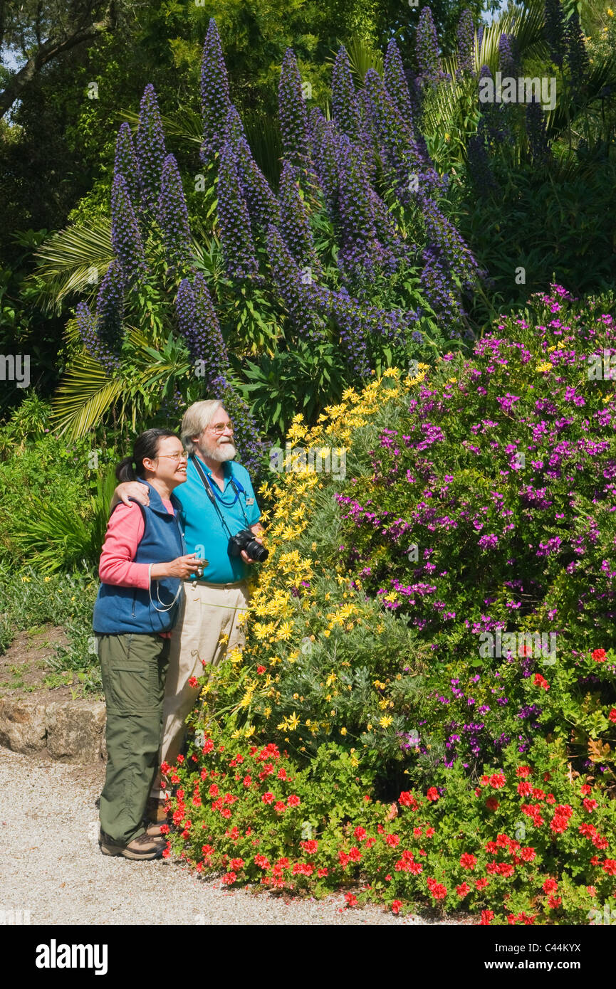 John Erickson e Annabelle Lee, i visitatori di Tresco Abbey Gardens, Isola di Scilly, Cornwall Regno Unito Foto Stock