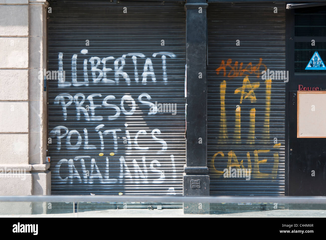 Graffiti politici, Barcelona, Spagna. "Libertà per il catalano prigionieri politici" Foto Stock