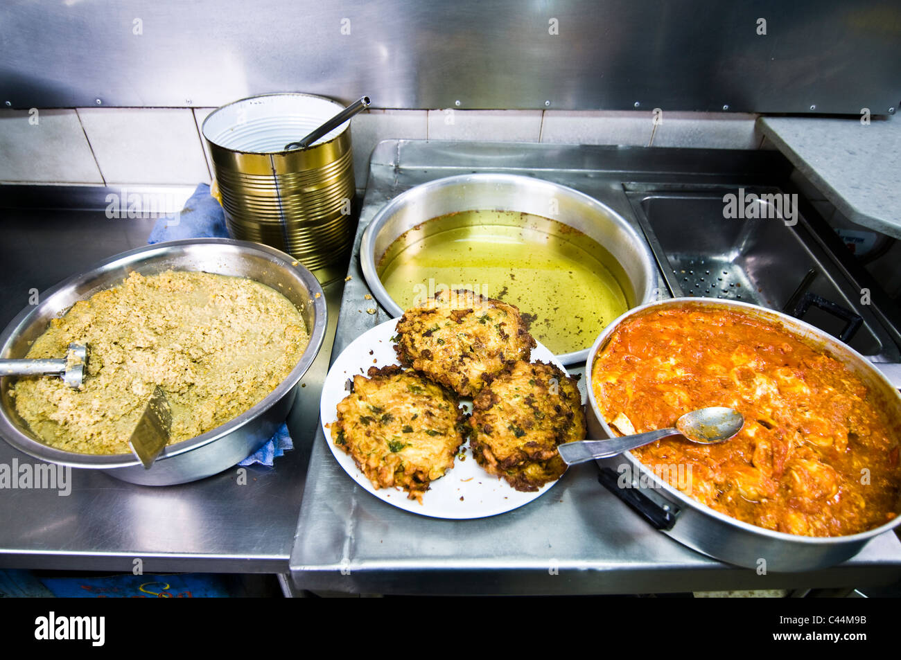 Falafel & Shakshuka sono molto popolari street cibi in Israele. Foto Stock