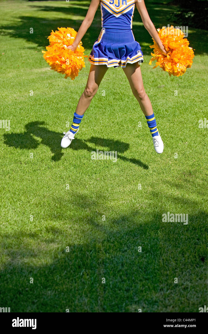 Cheer leader jumping mostra la testa tagliata Foto Stock