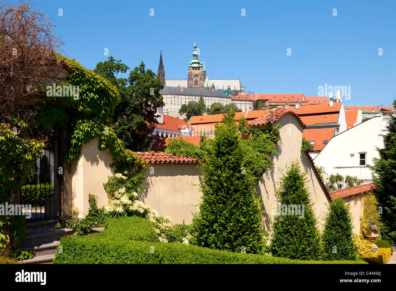 Repubblica ceca, Praga - XVIII secolo vrtba garden (vrtbovska zahrada) e il castello di Hradcany Foto Stock