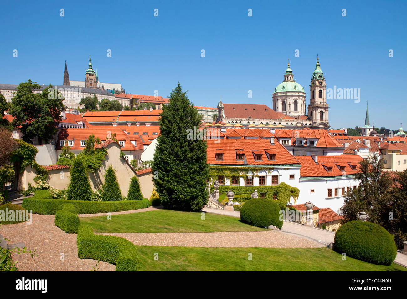 Repubblica ceca, Praga - XVIII secolo vrtba garden (vrtbovska zahrada) e st. Nicholas Chiesa Foto Stock