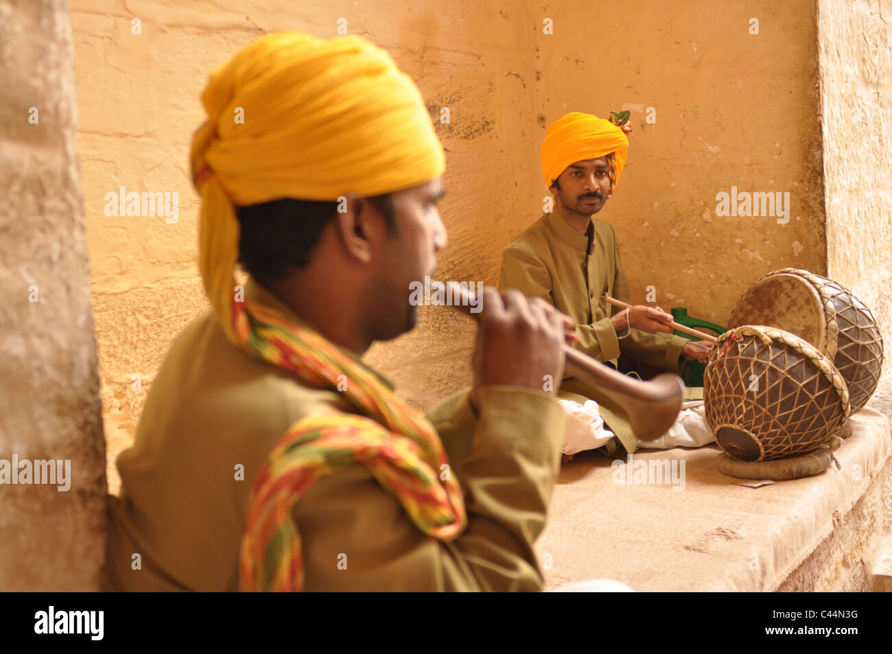 Due locali Musica ragazzi di riproduzione di musica in forte di Jodhpur. Foto Stock