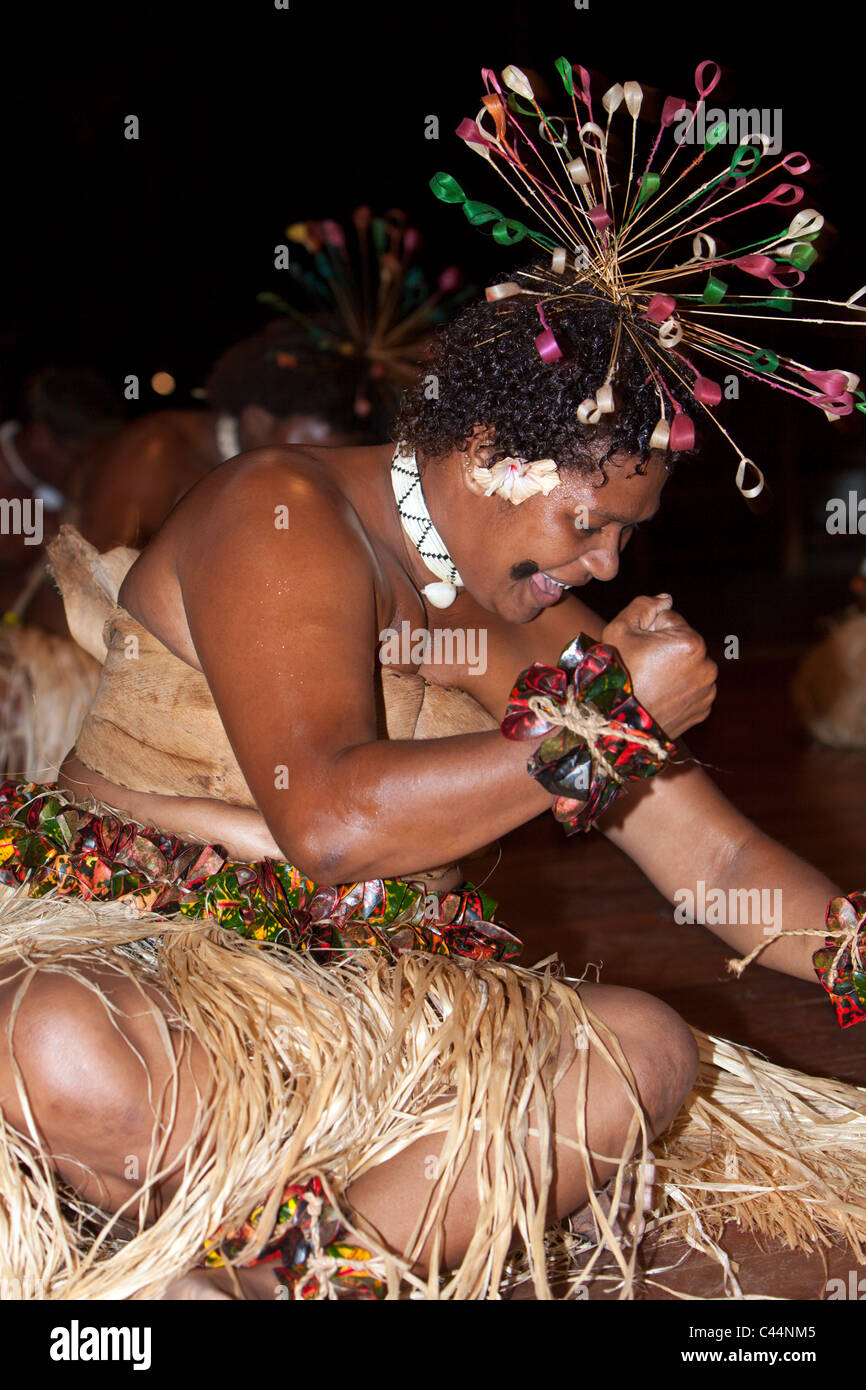 Le prestazioni di ballo di nativi durante la Cerimonia Kava, Beqa Lagoon, Viti Levu, Isole Figi Foto Stock