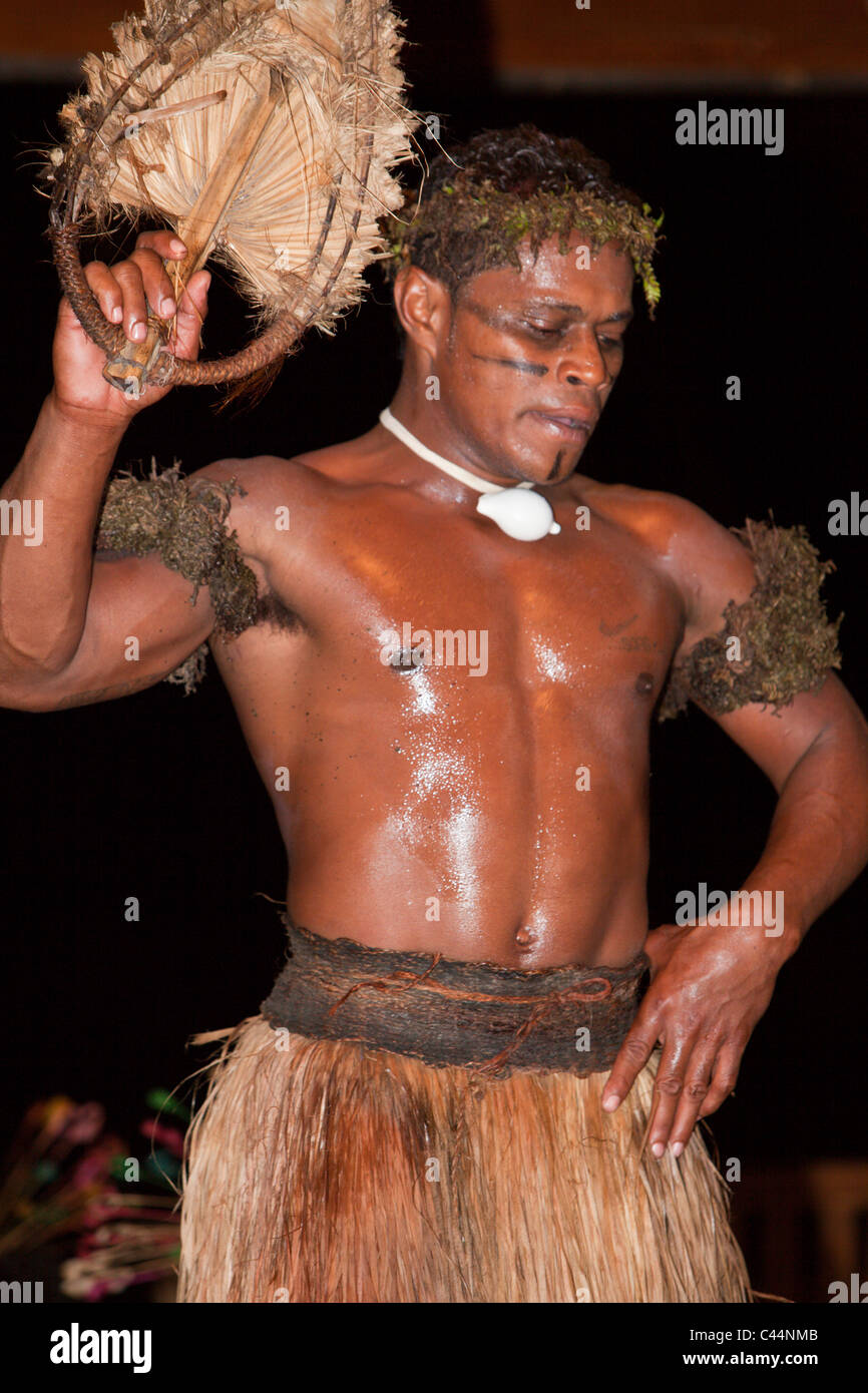 Le prestazioni di ballo di nativi durante la Cerimonia Kava, Beqa Lagoon, Viti Levu, Isole Figi Foto Stock