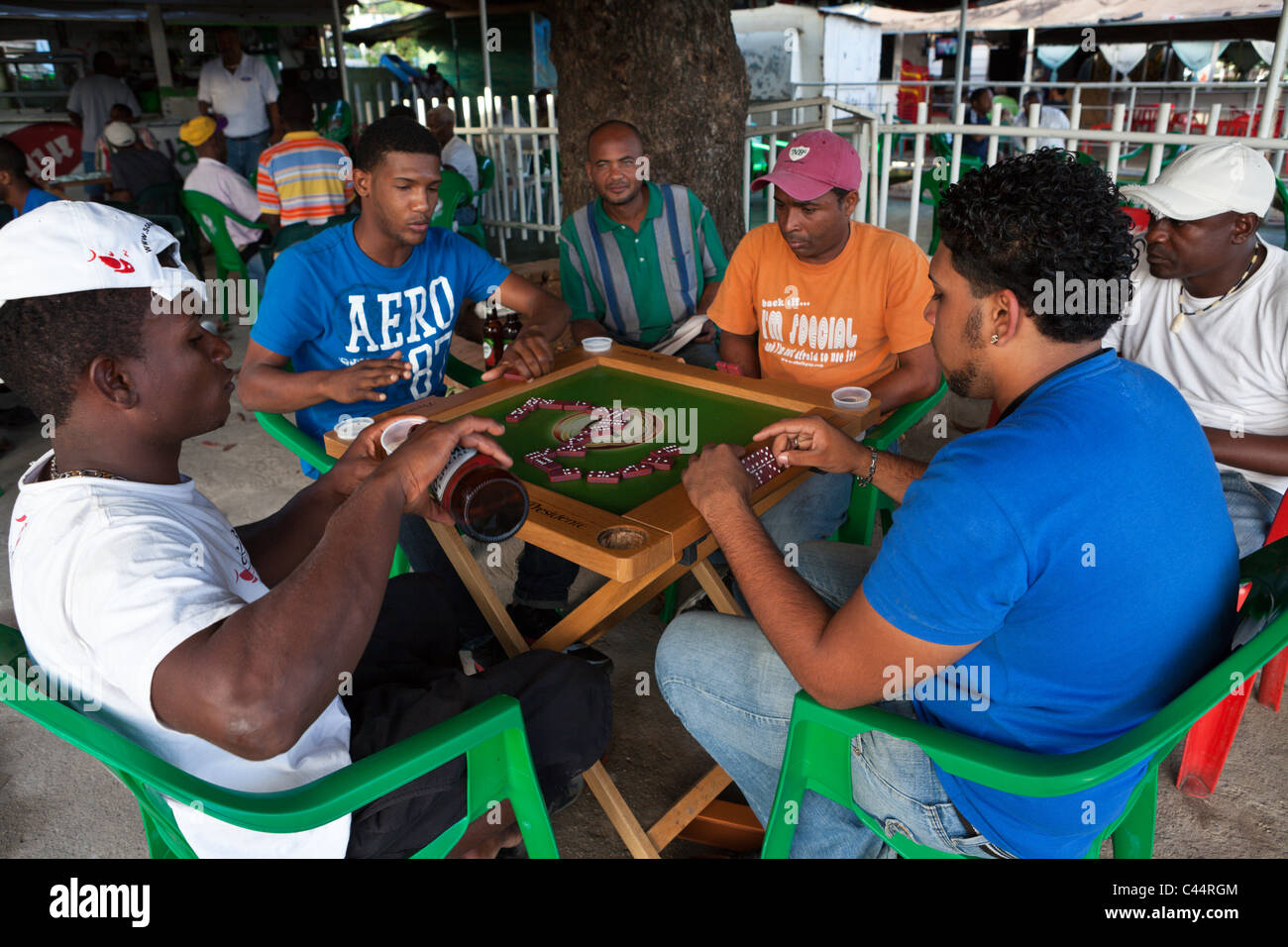 Persone di giocare a Backgammon in caffetterie, penisola di Samana, Repubblica Dominicana Foto Stock