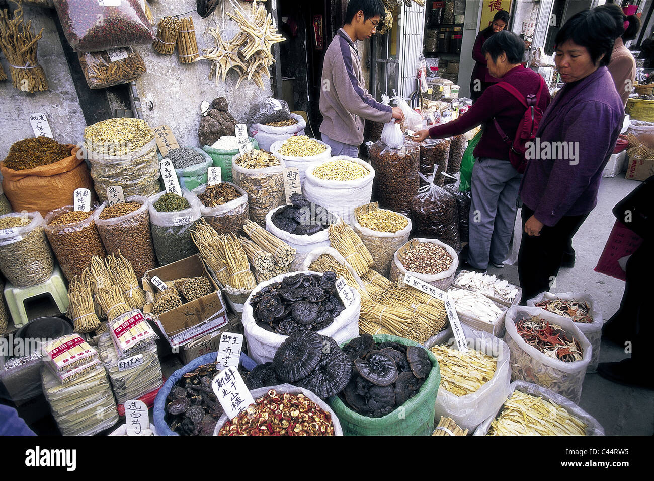Asia, Cina, Cinese, essiccato, cibo, merci, Guandong, Guangzhou, medicinali a base di erbe, vacanze, Landmark, mercato, medicinali, all'aperto, Provincia, Foto Stock