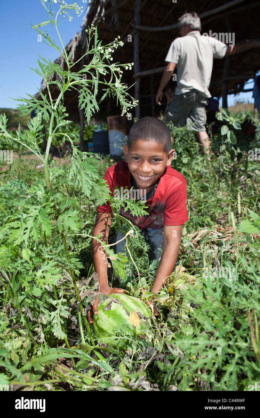 Ragazzo mostra il suo cocomero, Punta Rucia, Repubblica Dominicana Foto Stock