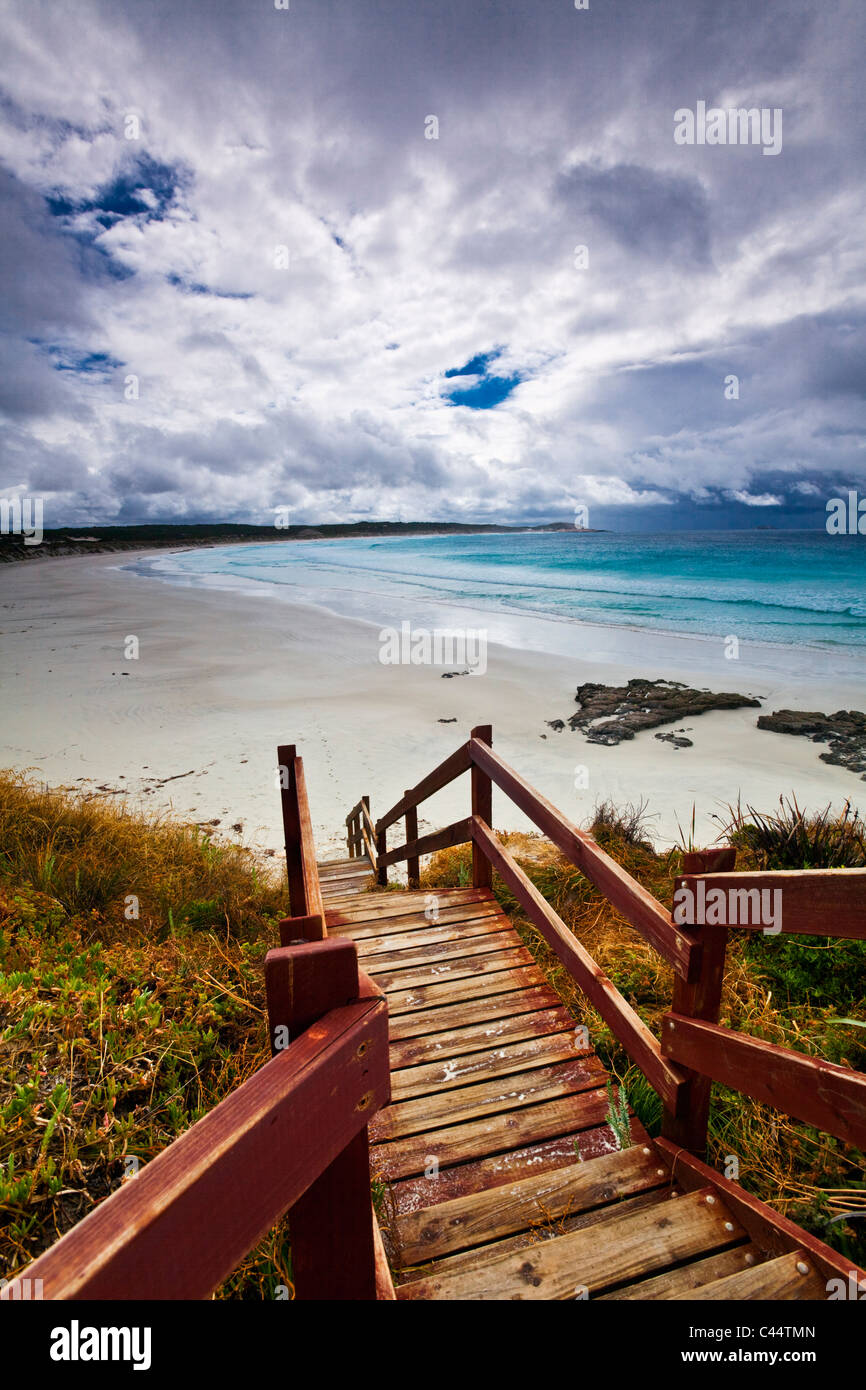 Passerella che conduce alla spiaggia di crepuscolo. Esperance, Australia occidentale, Australia Foto Stock