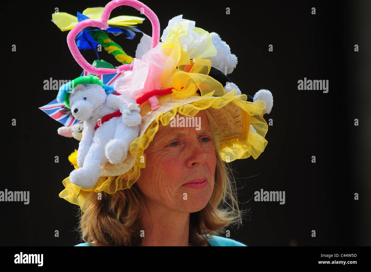 Una splendida casa-realizzato cappello indossato da una donna a royal tea party per celebrare il principe William e Kate MATRIMONIO DEL REGNO UNITO Foto Stock