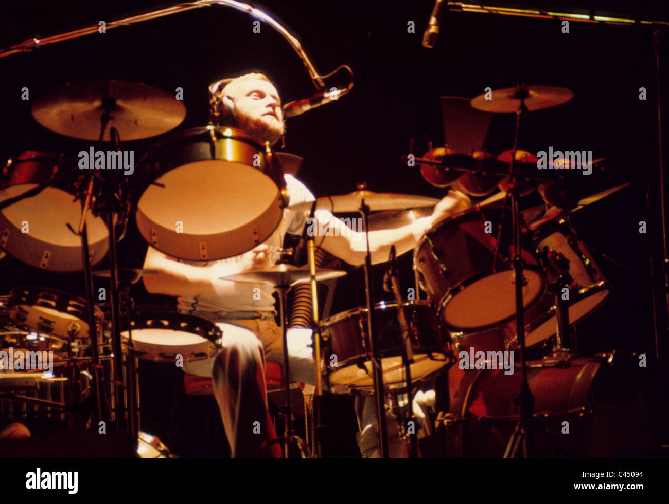 Phil Collins Nelle Prestazioni Con Il Progressive Rock Band Genesis 1975 Foto Stock Alamy
