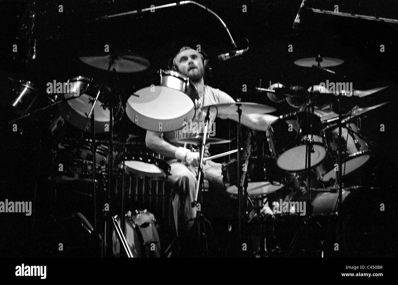 Phil Collins del progressive rock band genesi di eseguire presso il Convention Center di West Palm Beach, Florida, Stati Uniti d'America nel 1975. Foto Stock