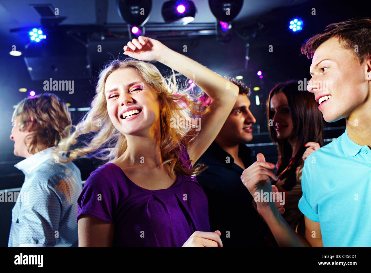 Immagine della bella bionda che danzano sul background del clubbing amici Foto Stock