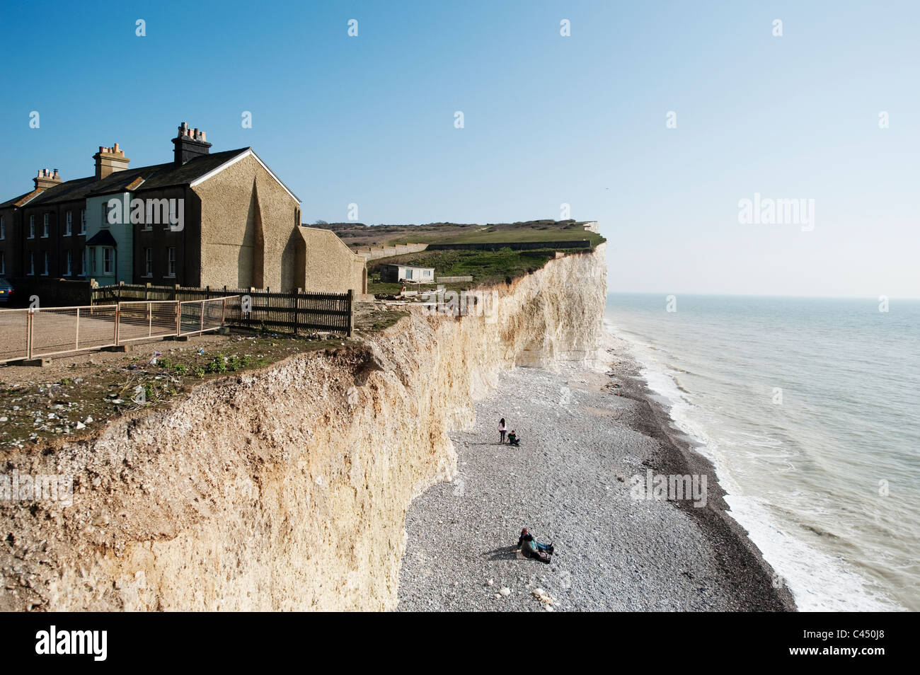 Cottage vicino al bordo della verticale eroso chalk scogliere sul mare a Birling Gap vicino a Beachy Head affacciato sul Canale Inglese. Foto Stock