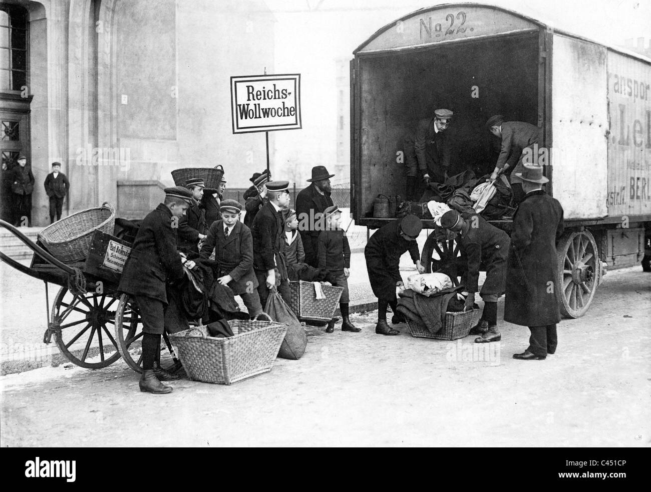 Gli studenti si sono riuniti di caricamento materiali di lana, 1915 Foto Stock