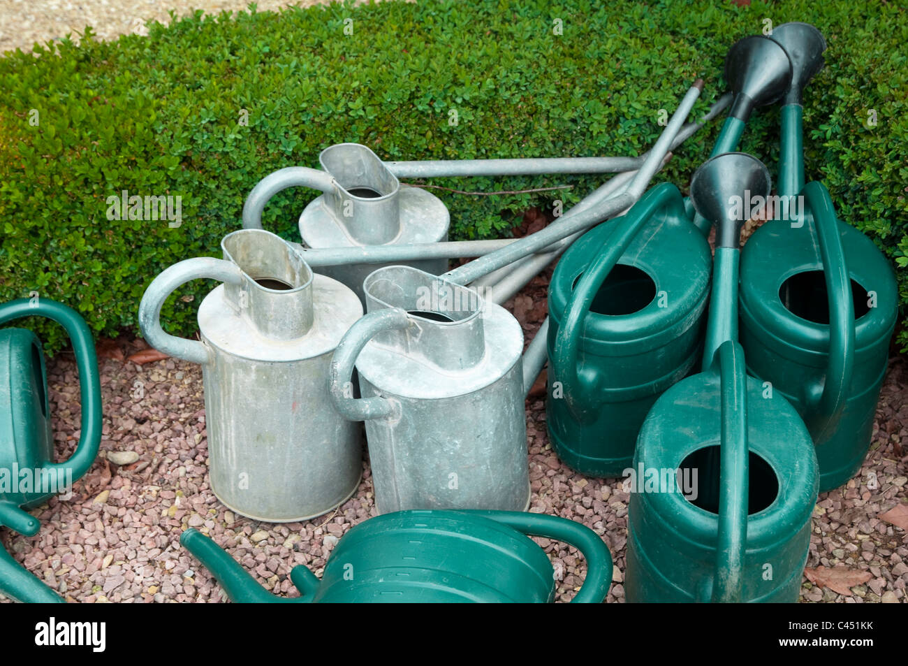 Una collezione di giardino innaffiatoi. Regno Unito Foto Stock