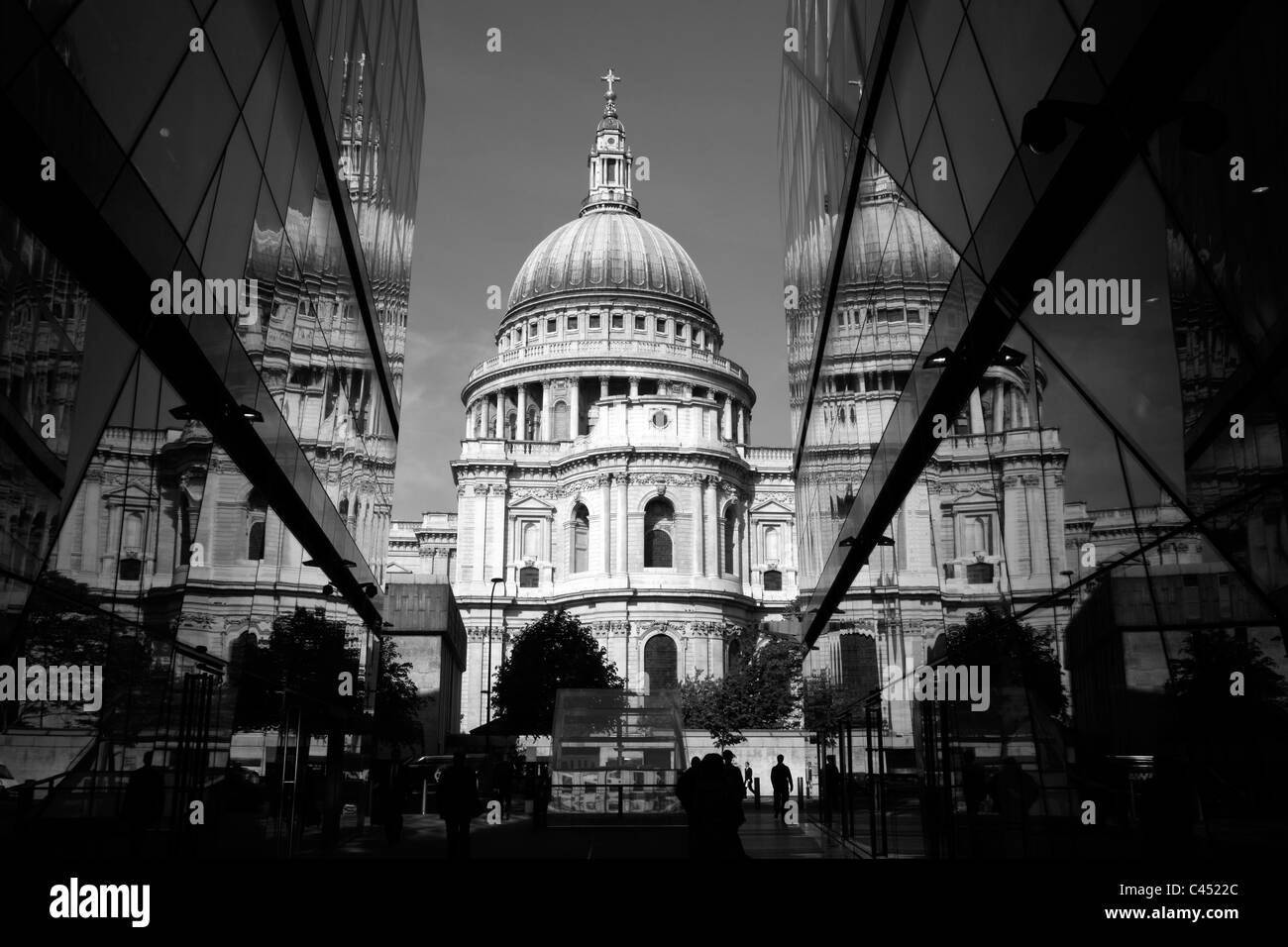 La Cattedrale di St Paul e riflessa nel vetro esterno di una nuova modifica, città di Londra, Regno Unito Foto Stock
