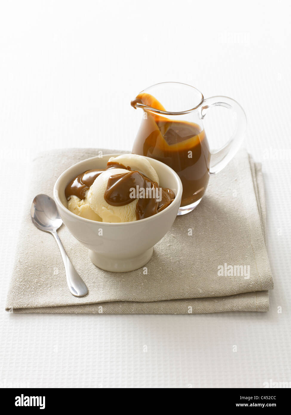 Coppa di gelato alla crema con caramello Dulce de leche sauce Foto Stock