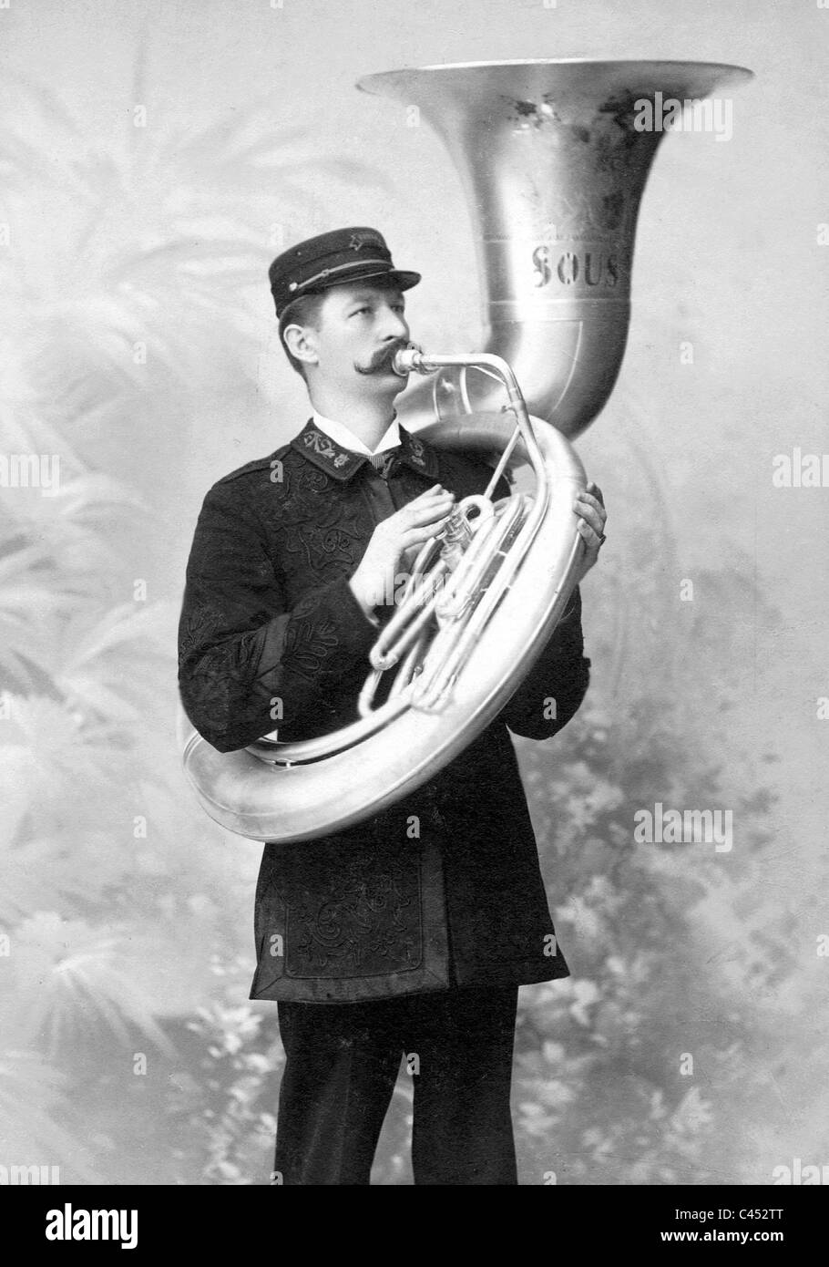 Musicista con sousaphone, 1903 Foto Stock