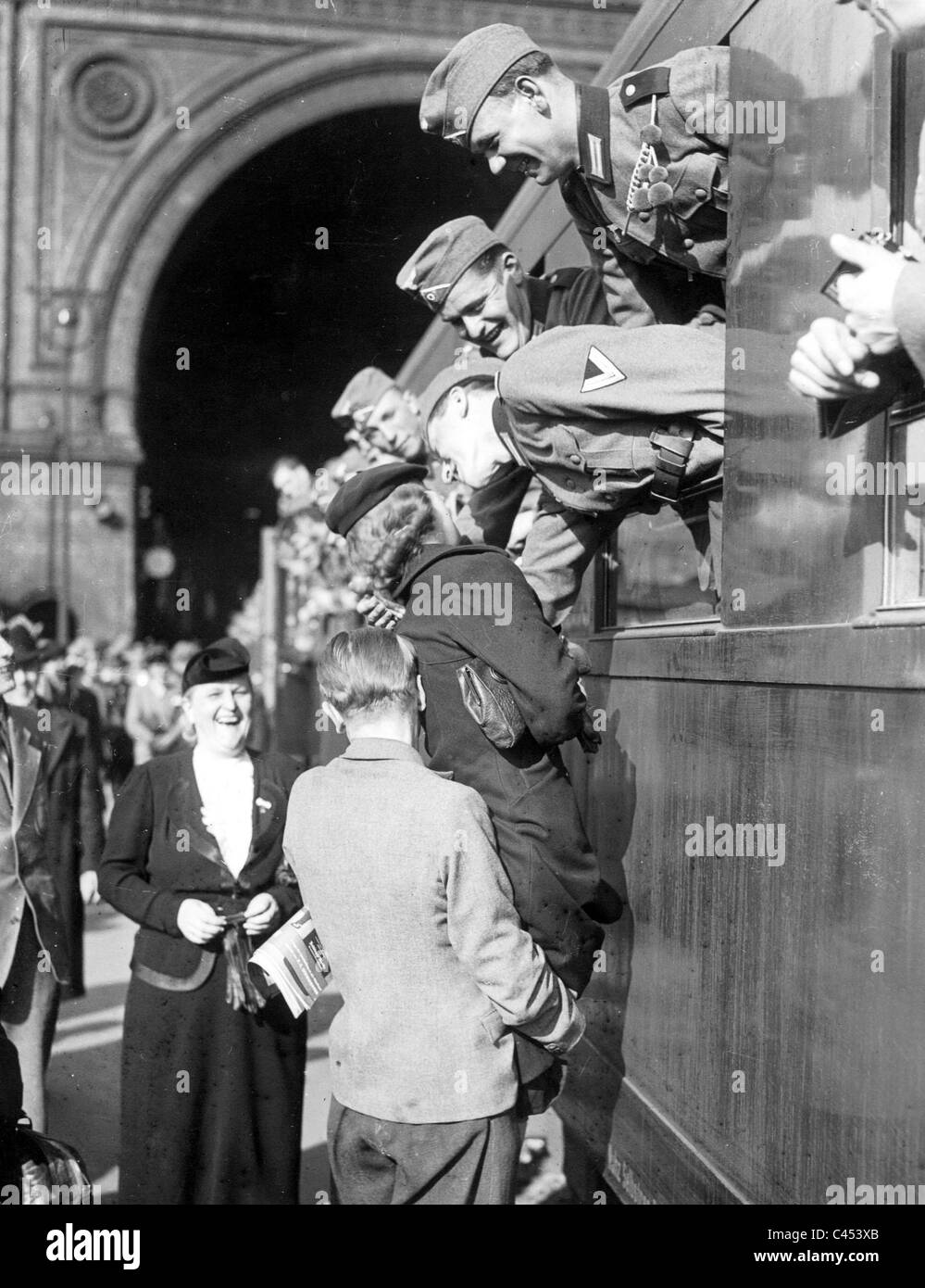 Le donne dicono il loro addio ai loro mariti in Berlino, 1939 Foto Stock