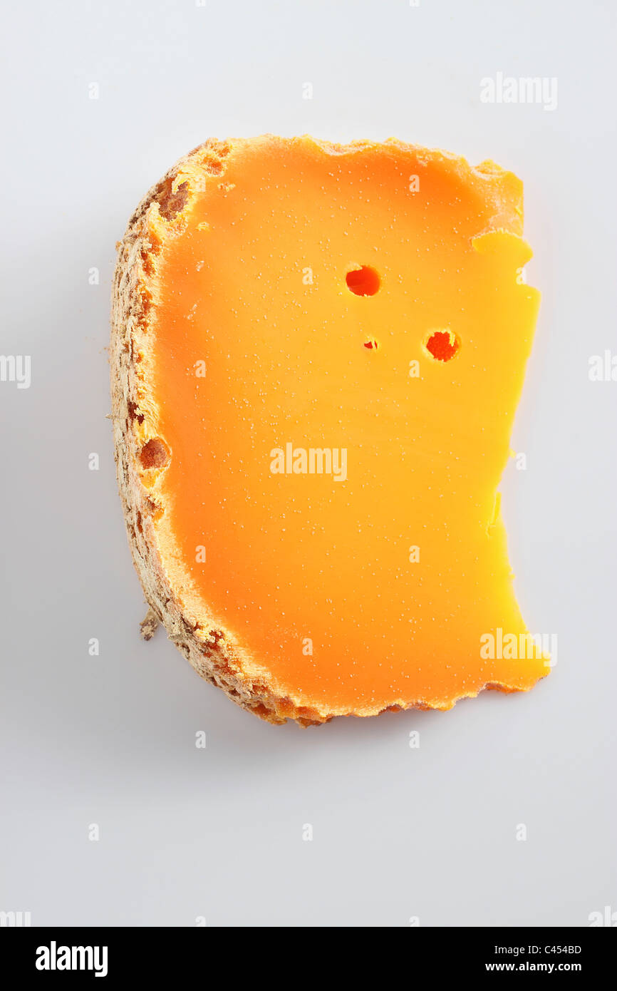 Fetta di Francese Mimolette formaggio di latte vaccino, close-up Foto Stock