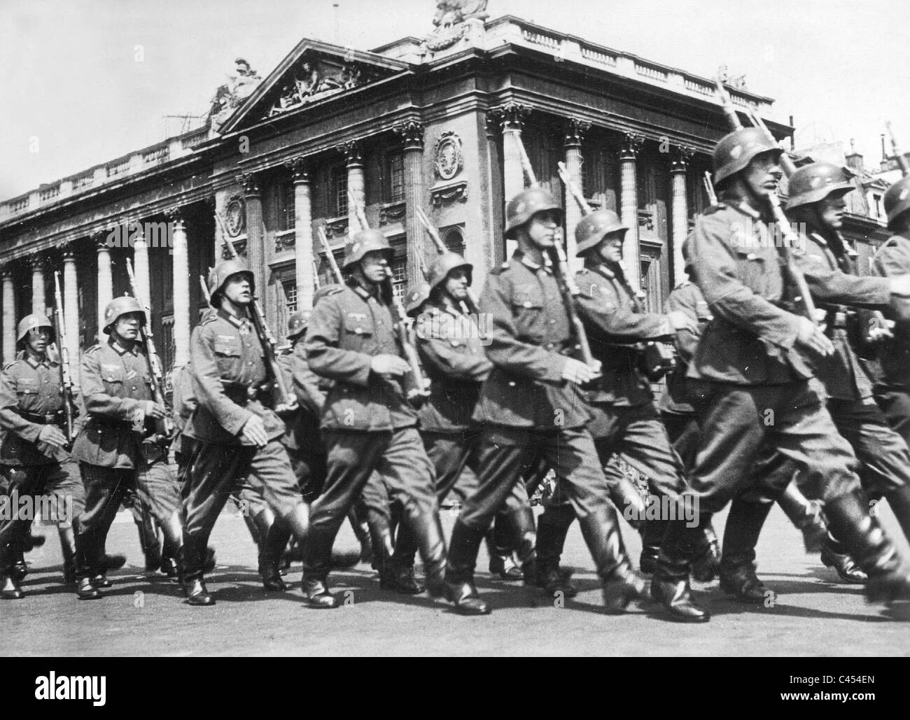 I soldati di fronte al quartier generale tedesco a Parigi, 1940 Foto Stock