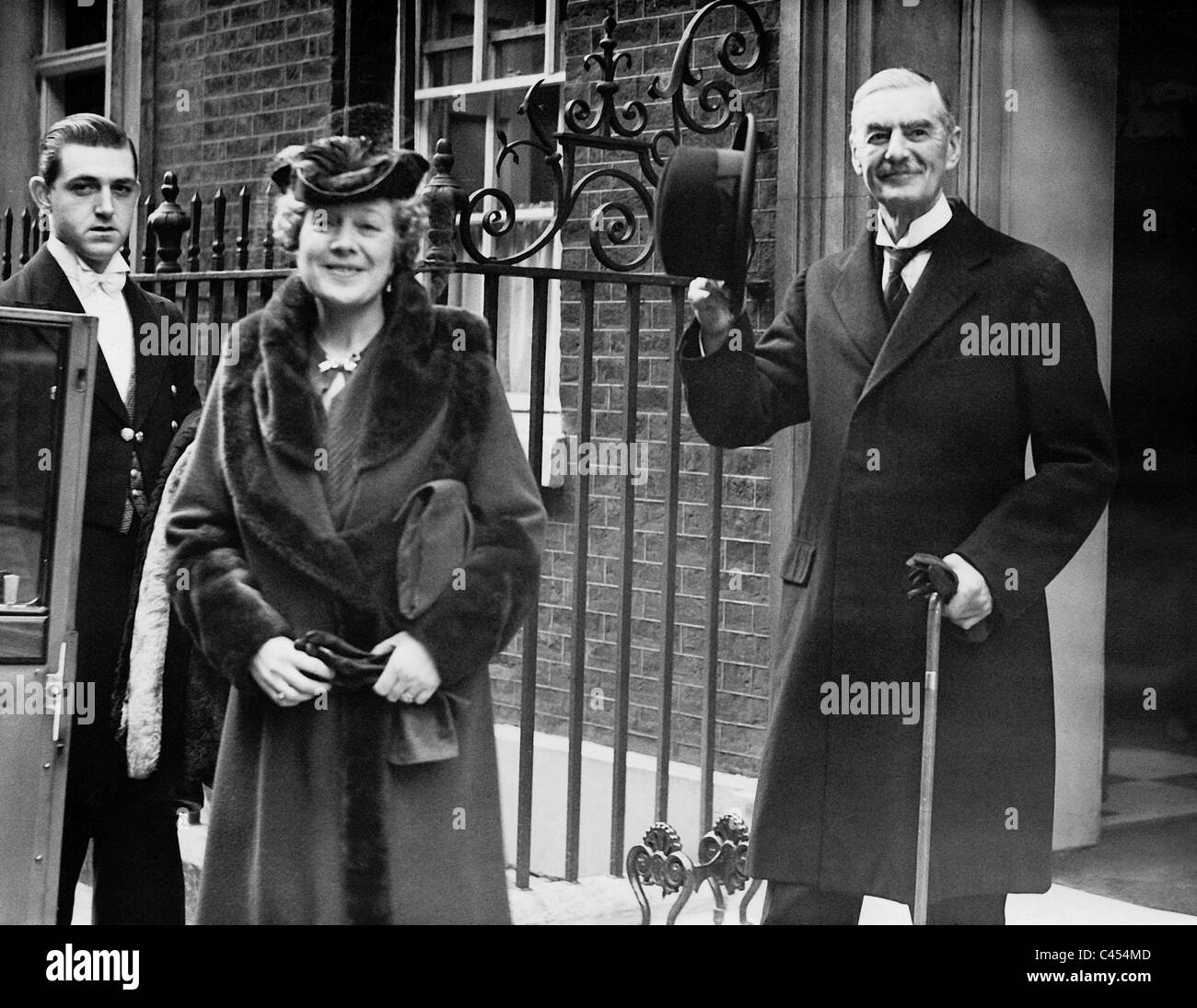 Il ciambellano e sua moglie davanti a Downing Street, 1939 Foto Stock