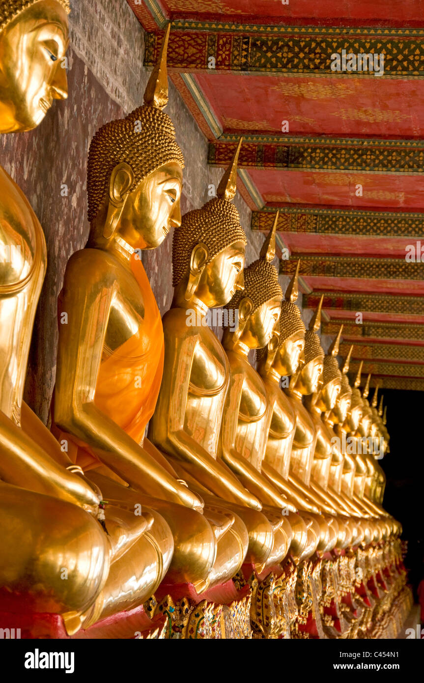 Thailandia, Bangkok, Wat Suthat fila di statue di Buddha Foto Stock