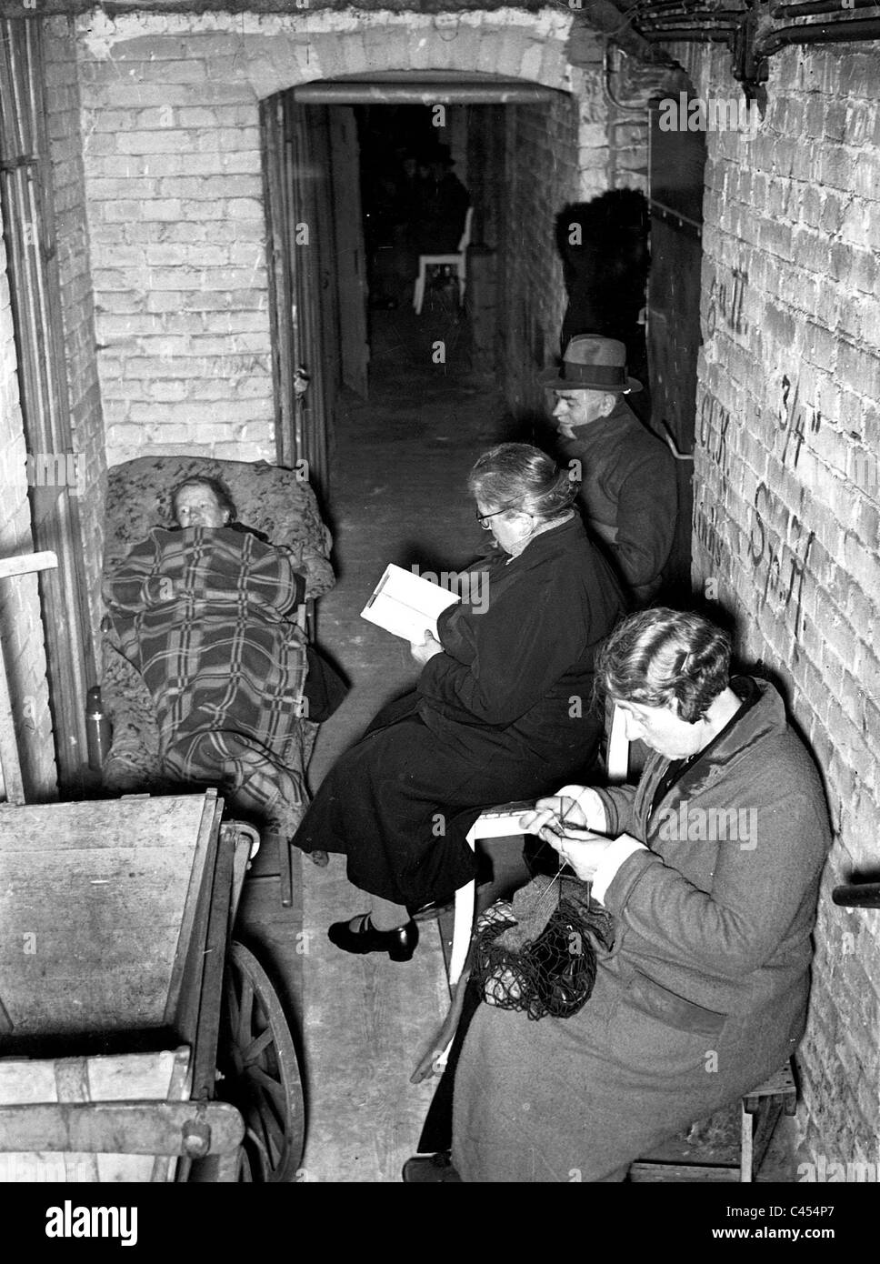 Ricovero a Berlino durante la allied incursioni aeree, 1940 Foto Stock