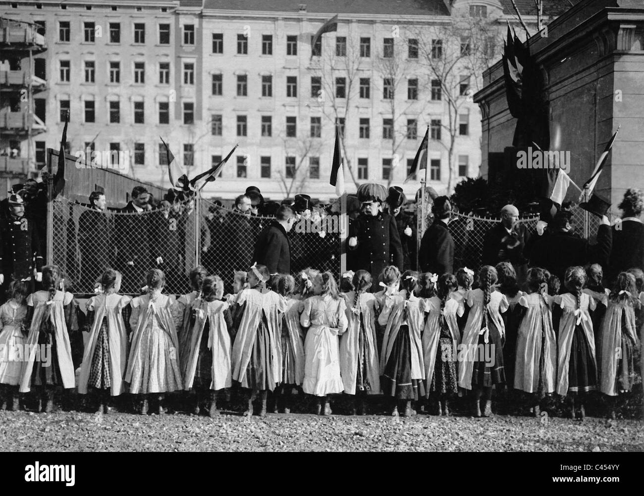 L'imperatore Franz Joseph ho visitato la protezione dei bambini nel centro Zwischenbruecken,1905 Foto Stock