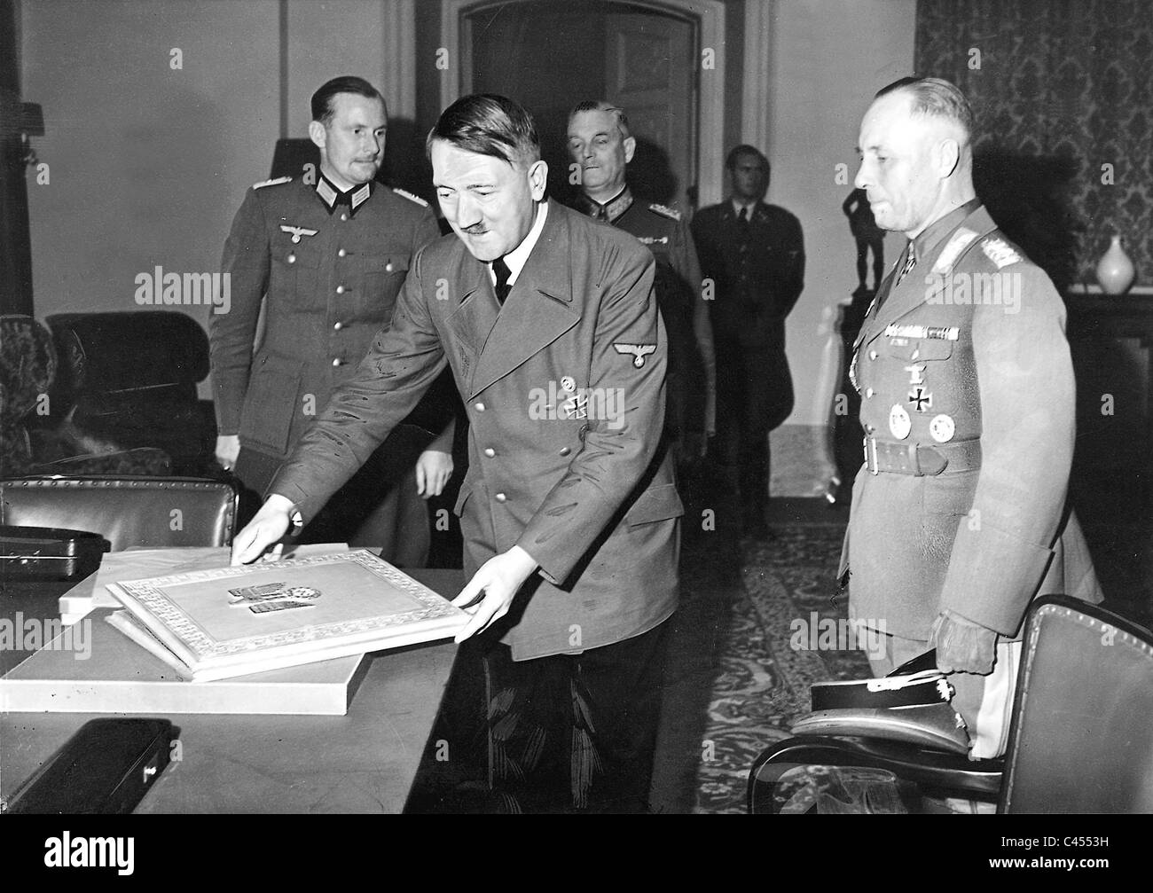 Adolf Hitler nominato Erwin Rommel a maresciallo di campo 1942 Foto Stock