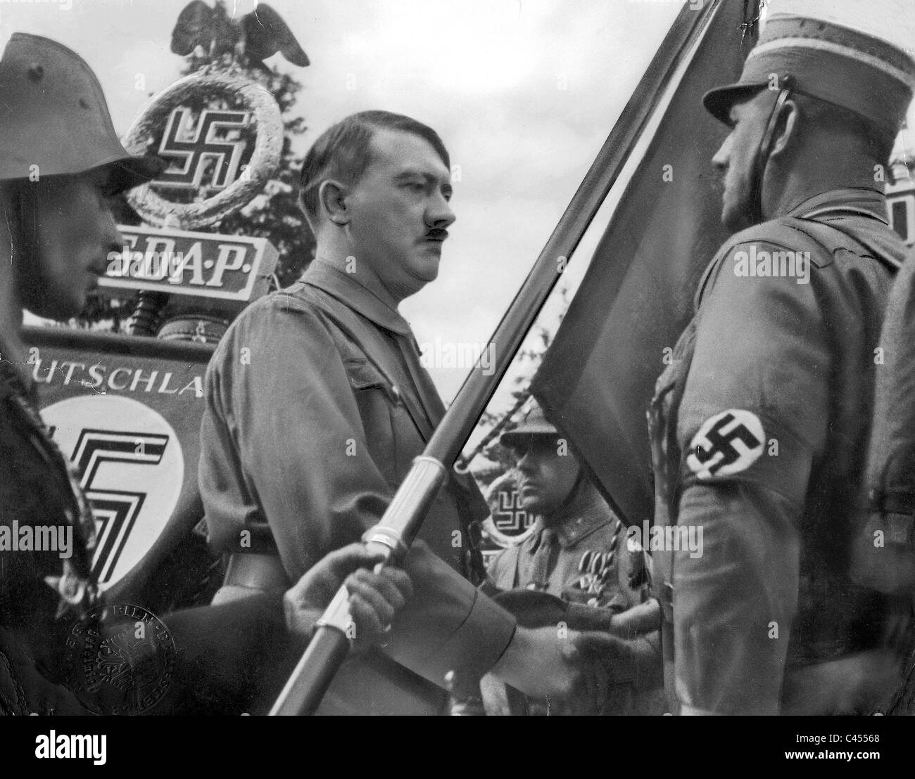Adolf Hitler al " sangue bandiera consacrazione' su il partito nazista Rally 1934 Foto Stock