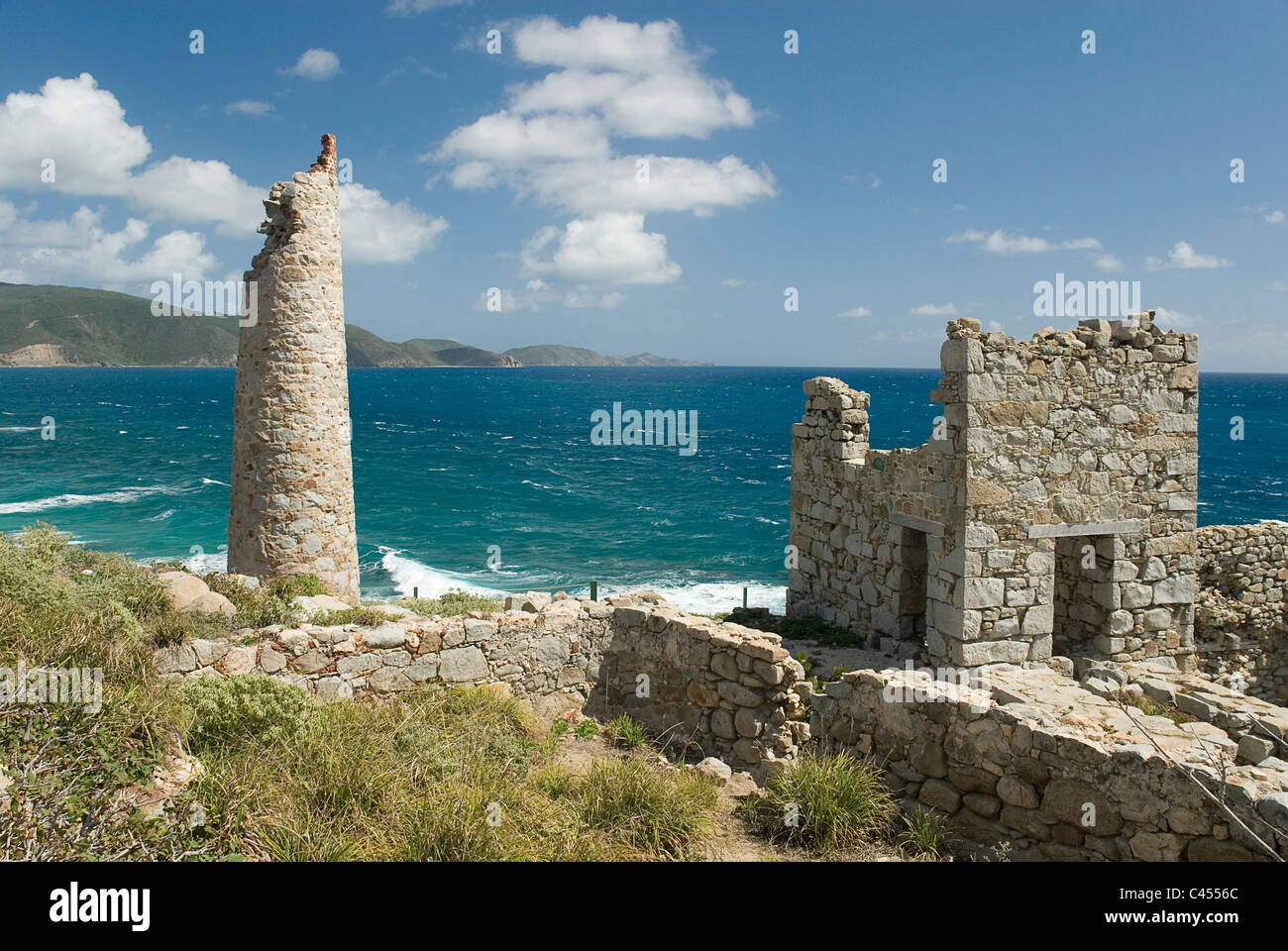 Caraibi, Leeward Islands, Isole Vergini Britanniche - Virgin Gorda, vecchia miniera di rame, Vista del vecchio rudere a lato mare Foto Stock