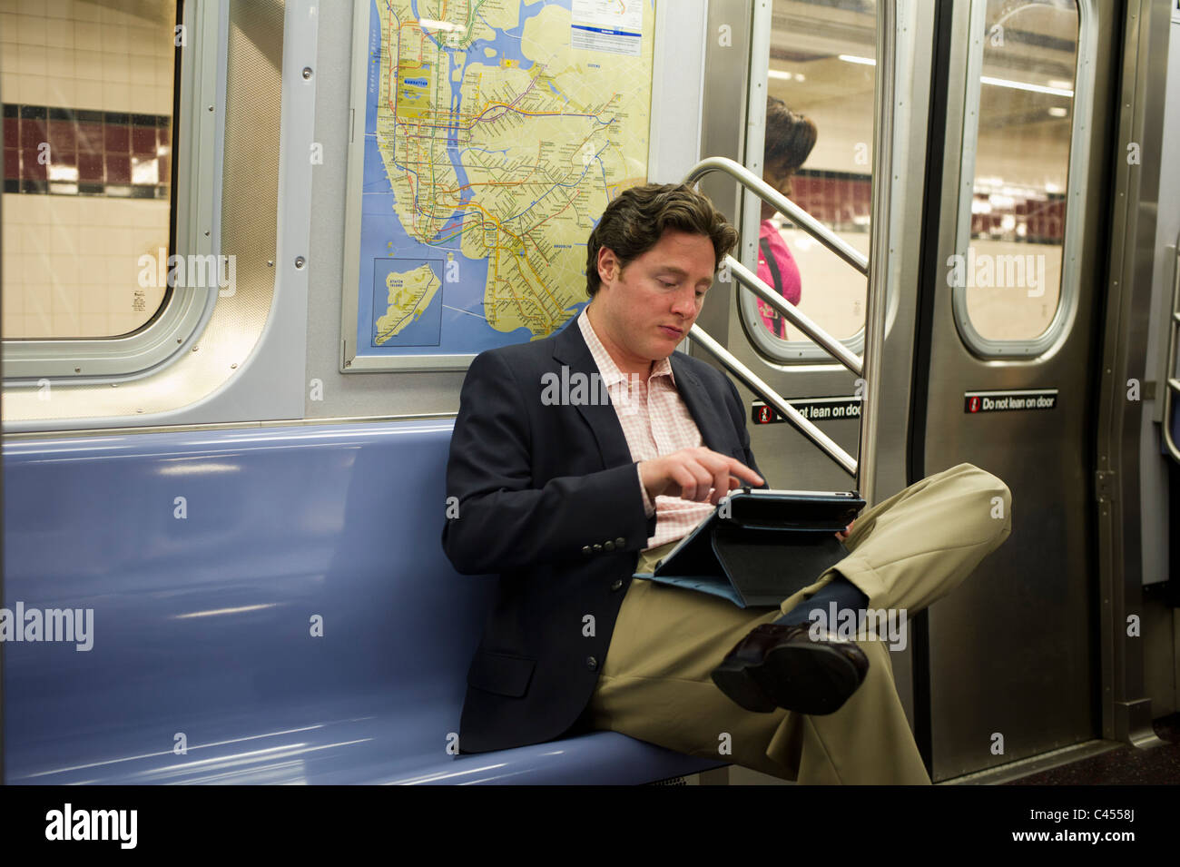 Un Apple iPad Letture utente durante il suo tragitto in metropolitana a New York visto il Martedì, 31 maggio 2011. (© Francesca M. Roberts) Foto Stock