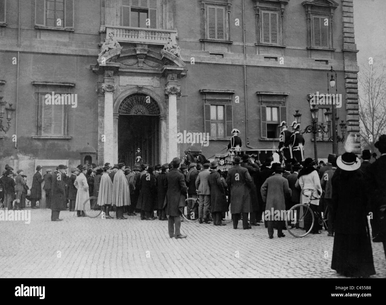 Bernhard von Buelow davanti al Palazzo del Quirinale a Roma, 1915 Foto Stock